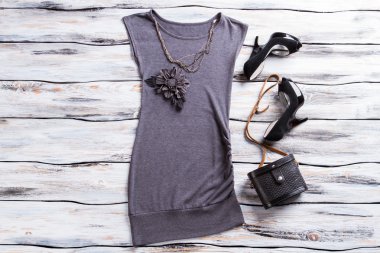 Gri akşam üst ve kolye.