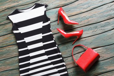 Siyah ve beyaz gece elbisesi.