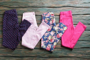 Karanlık pantolon ile noktalı yazdırma.