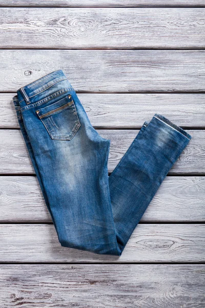 Calça jeans simples de cor azul . — Fotografia de Stock