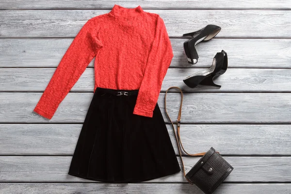 Röd topp och svart kjol. — Stockfoto
