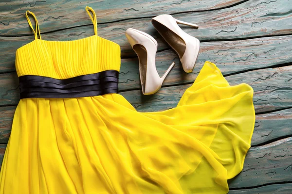 Yellow dress and beige heels. — Stock Photo, Image