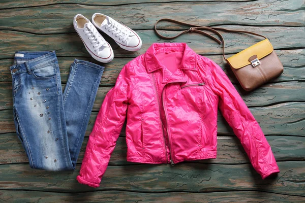 ピンクのジャケットとブルー ジーンズ. — ストック写真