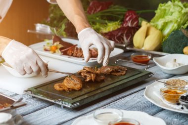 El et dokunmadan çatal ile.