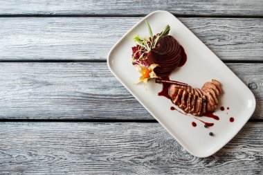 Plaka üzerinde pişmiş et.