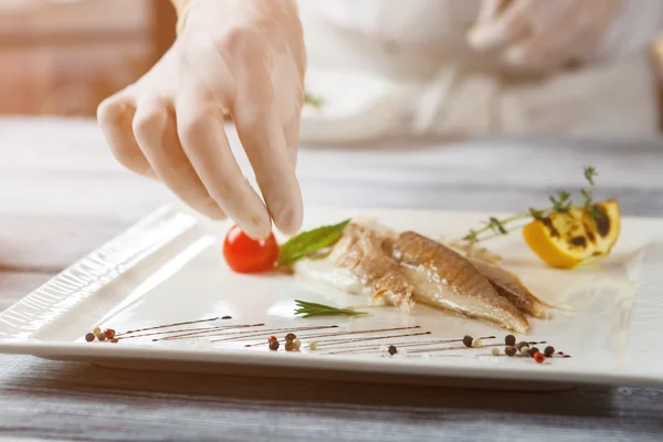 Placa de mano con pescado . — Foto de Stock