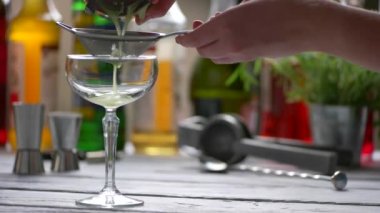 Yeşil kokteyl elek ile dökülen.