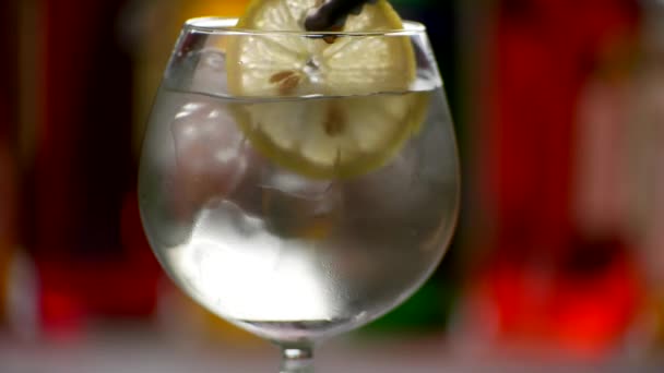 Bicchiere con cocktail . — Video Stock