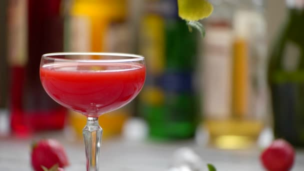 Glas mit rotem Cocktail. — Stockvideo
