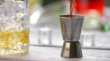 Kırmızı içecek aletlerden dökülen.