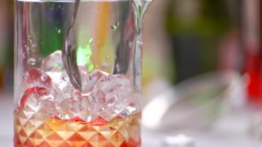 Kaşık karışımları sürahi içinde kokteyl.