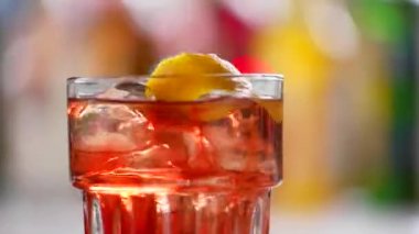 Negroni cam hızla döner.