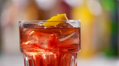 Negroni cam etrafında dönüyor.
