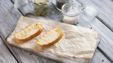 Kaşık tost üzerine sebze koyar.