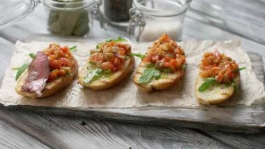 Ekmek üzerine et konulan maşalar.