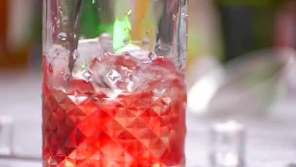 Cuillère mélange cocktail dans une cruche . — Video