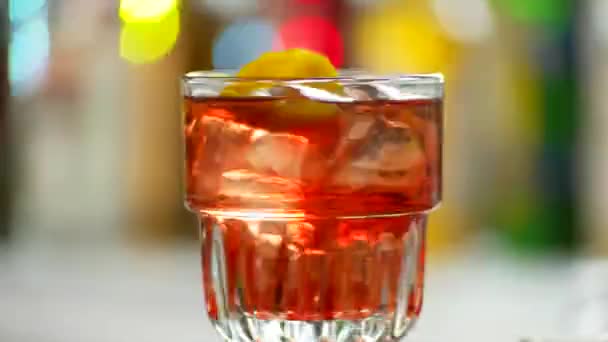 Glas Negroni rotierend. — Stockvideo