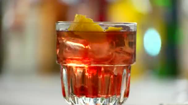 Vidro de negroni está girando . — Vídeo de Stock