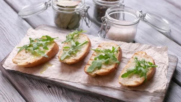 Rebanadas de pan con hierba . — Vídeos de Stock