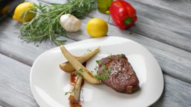 Viande avec poire sur assiette . — Video