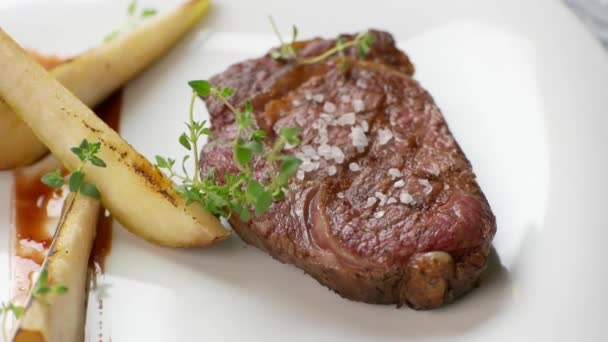 Carne con rodajas de pera . — Vídeos de Stock