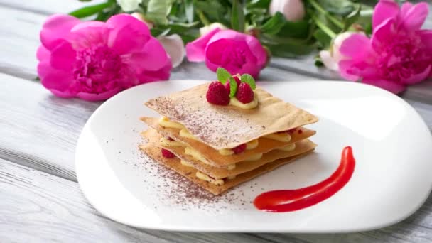 Dessert avec framboise sur assiette . — Video