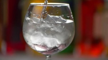 Sıvı yavaş yavaş cam dökülen.