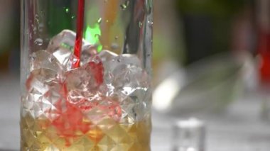 Sıvı yavaş yavaş sürahi döker.