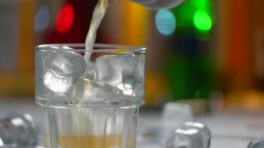 Portakallı içecek yavaş yavaş dökülüyor.