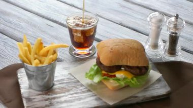 Koyu içecek yavaş yavaş döker.