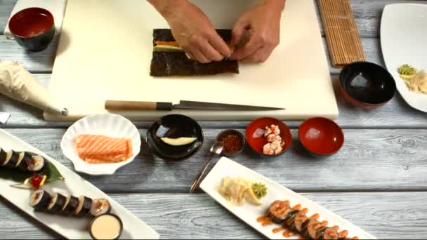 Manliga händer matlagning sushi. — Stockvideo