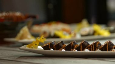 Suşi tabakta yuvarlanıyor..