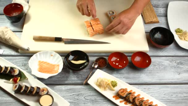 Mans handen aanraken sushi. — Stockvideo