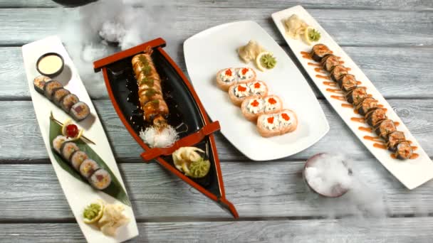 Les mains masculines tiennent des assiettes de sushi . — Video