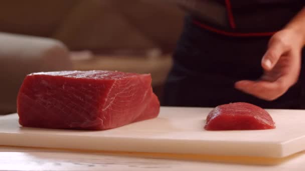 Ruku s nožem nakrájíme maso.