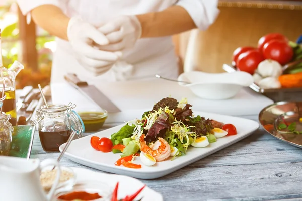 Salada em prato branco . — Fotografia de Stock