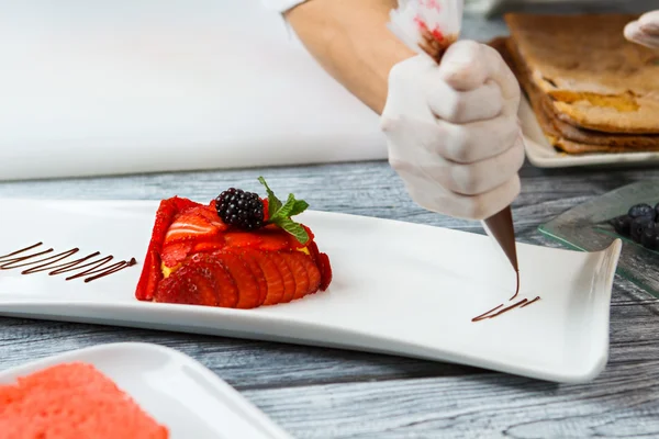 Slices of strawberry on plate. — Stock Photo, Image