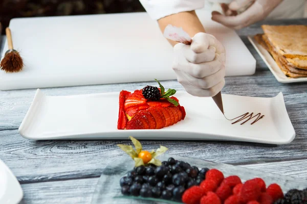 Blackberry and slices of strawberry. — Stock Photo, Image