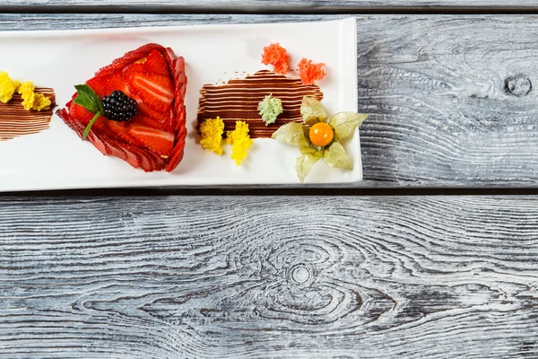 Dessert with strawberries on plate. — Stock Photo, Image