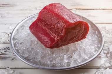 Kırmızı et buza yalan.