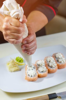 Suşi tabakta yuvarlanıyor..