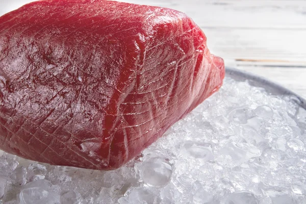 Trozo de carne sobre hielo . — Foto de Stock