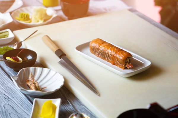 Liten skylt med sushi rullar. — Stockfoto