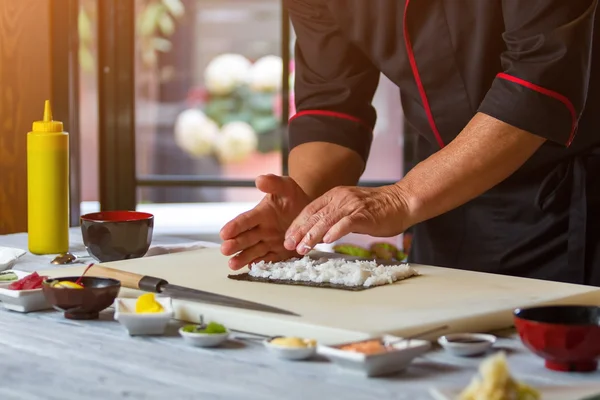 Manos de hombre tocan arroz blanco . — Foto de Stock