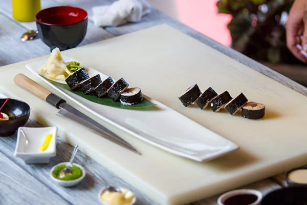 Ρολά σούσι σε λευκό πιάτο. — Φωτογραφία Αρχείου