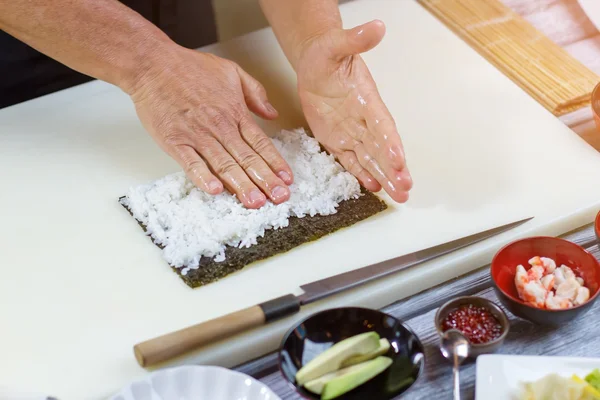 Handen aanraken van witte rijst. — Stockfoto