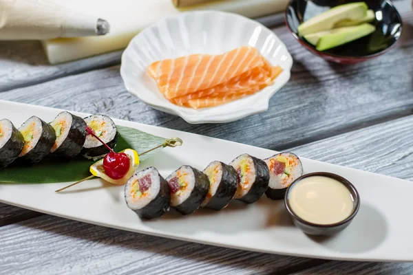 Cuenco con salsa al lado de sushi . — Foto de Stock