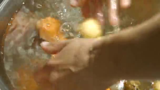 Handen wassen aardappelen en wortelen. — Stockvideo