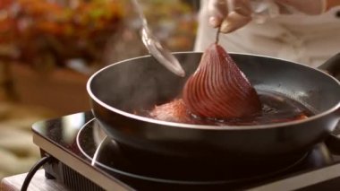 Tava üzerinde soyulmuş armut.