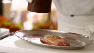 Çiğ et üzerine biber püskürtücü.